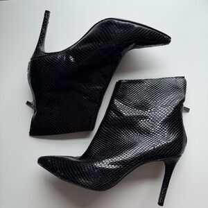 AQUA | HENDRIX BLACK PATENT LEATHER SNAKESKIN ANKLE BOOTIE SIZE 8